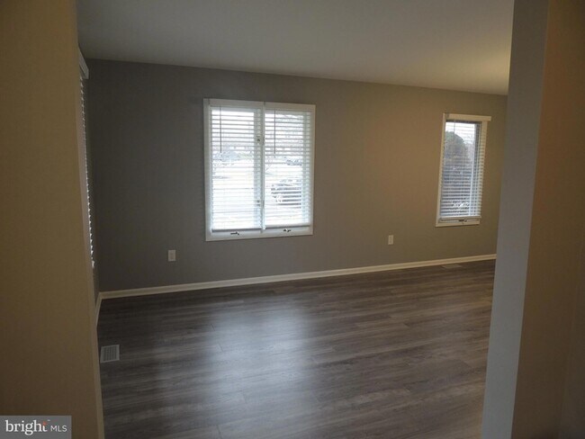 Building Photo - 404 Pinebrooke Cir