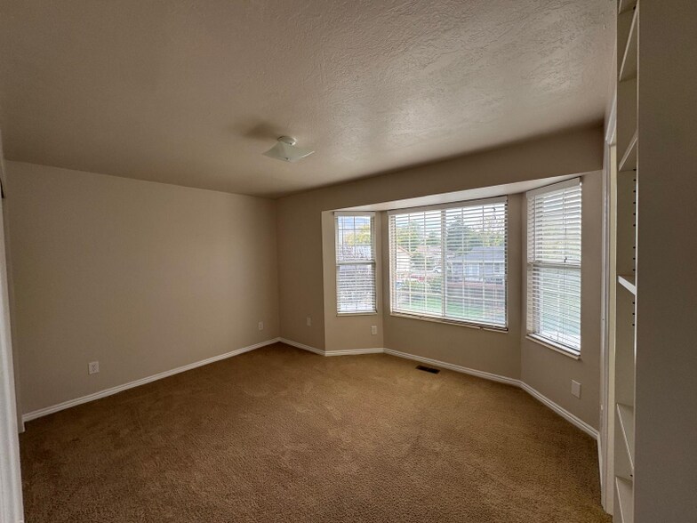 Building Photo - 800 Gatewood Dr