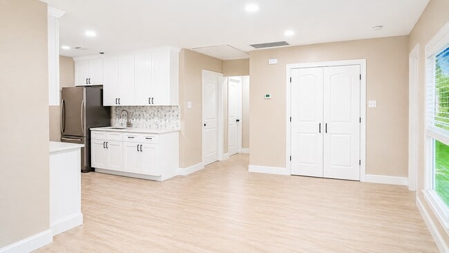 Building Photo - 1206 Pinewood Ln