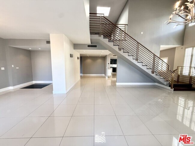 Building Photo - 121 S Palm Dr