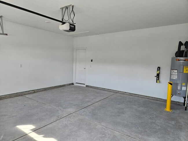 Building Photo - Brand new 3 bedroom 2 bath home in the Sou...