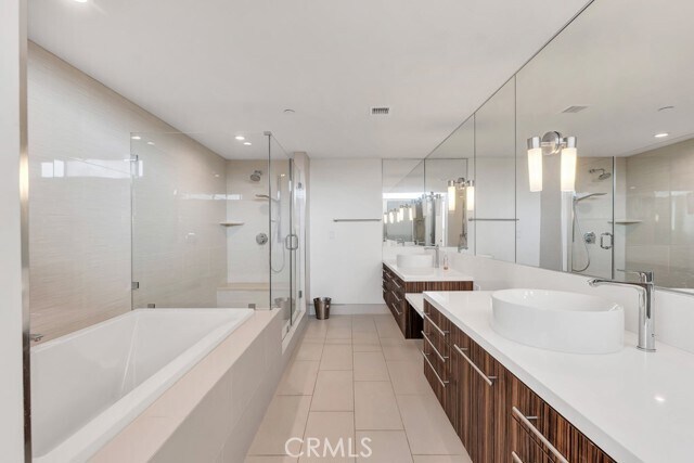 Building Photo - 16518 Moorpark St