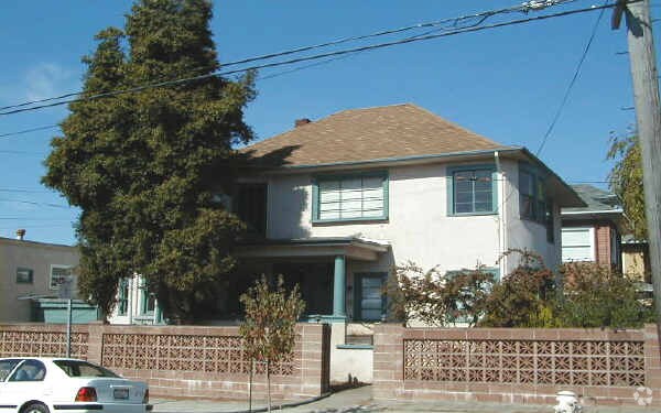 Building Photo - 1835 Carleton St