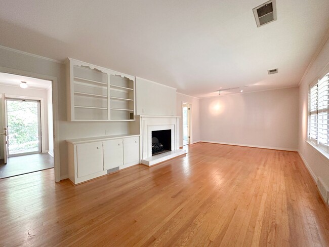 Building Photo - 3 Bedroom House: Walking Distance to Campu...