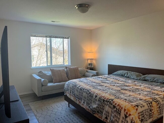 Building Photo - Furnished 3 Bedroom. 2.5 Bath Home in Dundee- Utilities Included