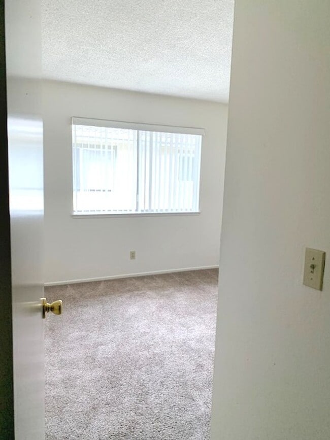 Building Photo - Charming 2-Story 2-Bedroom, 1-Bath Unit in...