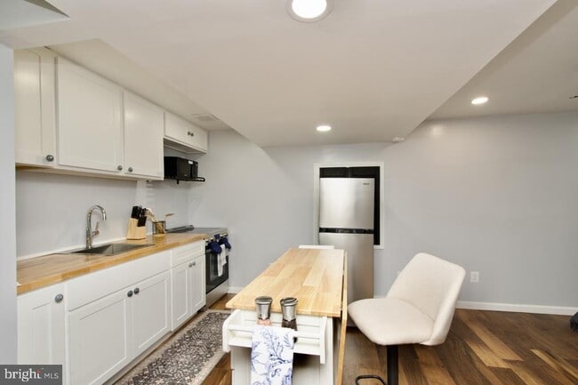 Building Photo - 5576 Neddleton Ave