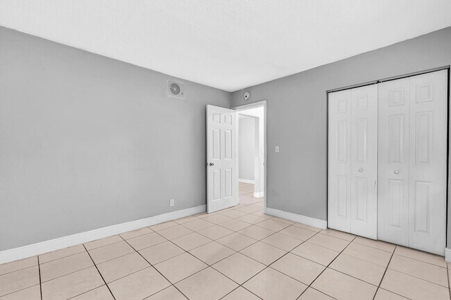 Building Photo - 626 SW 14th Ave