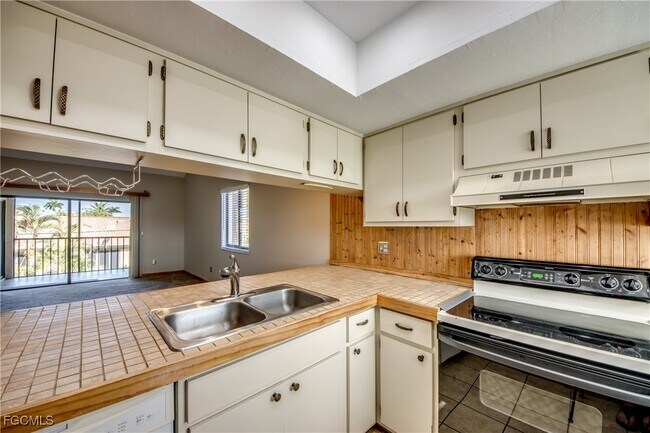 Building Photo - 4616 SE 6th Ave