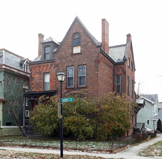 Primary Photo - 921 W Berry St