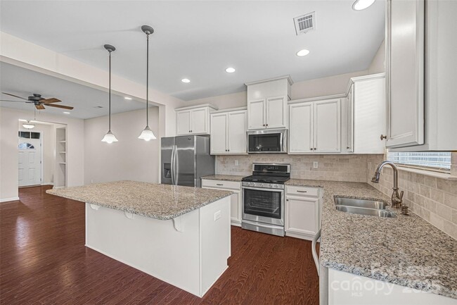 Building Photo - 1112 Roderick Dr