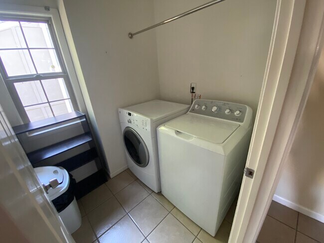 Shared Laundry - 407 Kentucky Ct