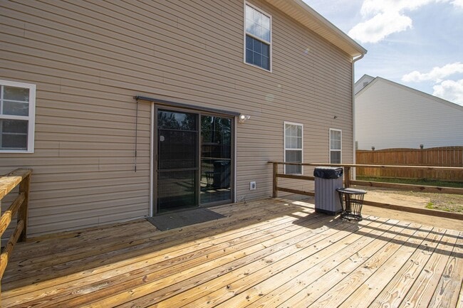 Building Photo - Beautiful 3BR/2.5BA Home with Fenced Yard, Granite Kitchen & Neighborhood Pool