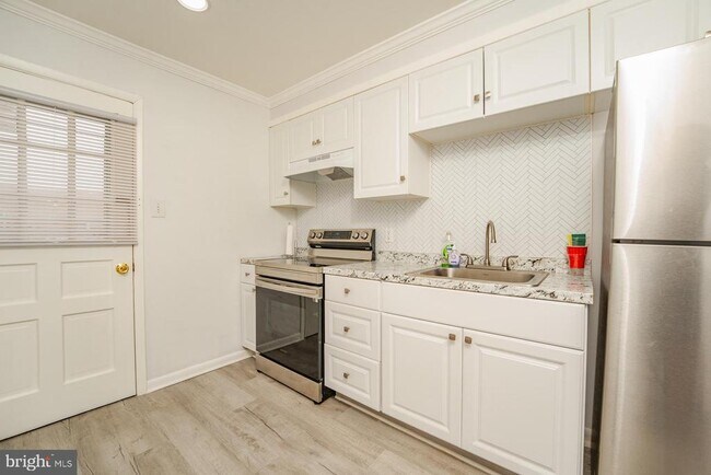 Building Photo - 703 N Oxford Ave