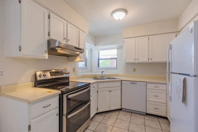 Building Photo - 3 Bedroom 2 Bath Home