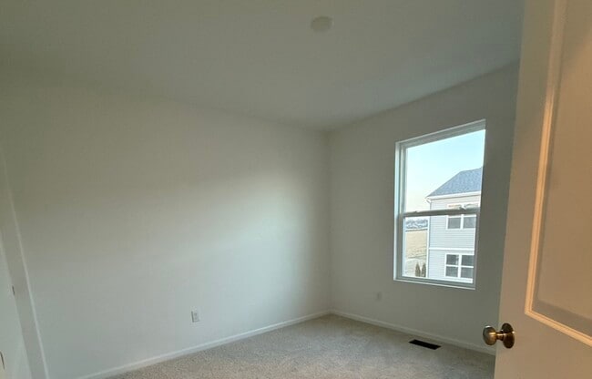 Building Photo - 324 Kingsport Dr