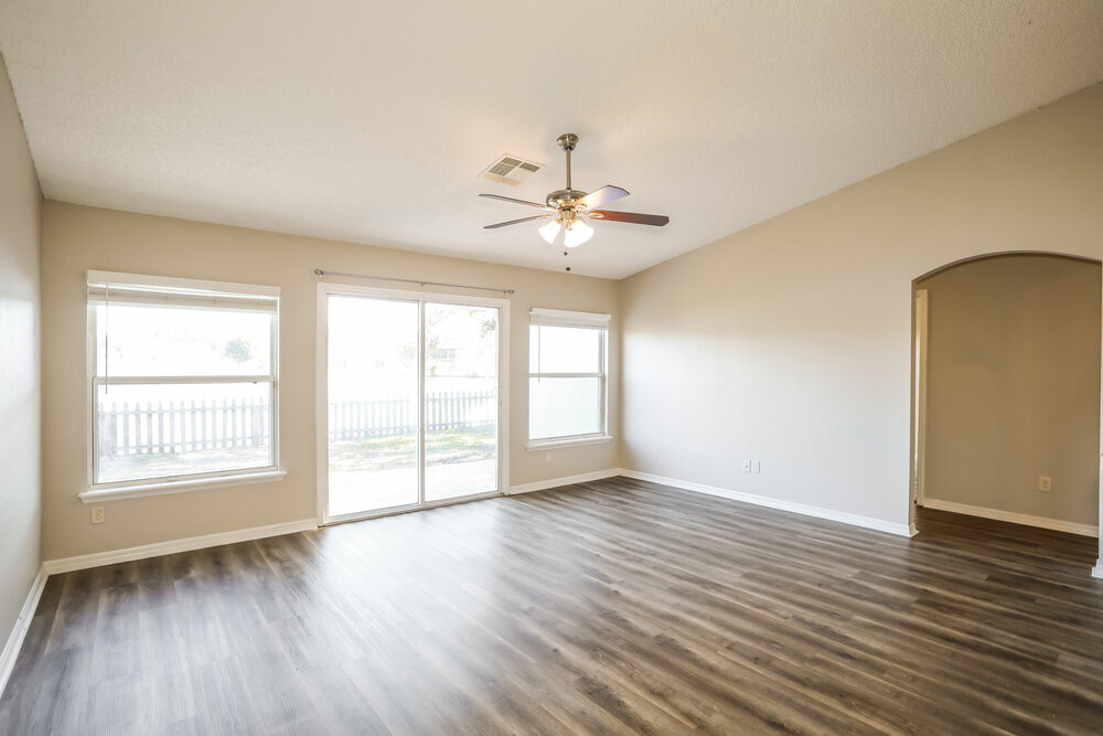 Building Photo - 975 Deer Spring Dr