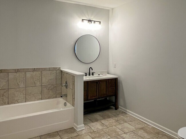 Building Photo - Beautifully Updated 3 Bed 2 Bath Haymount Home