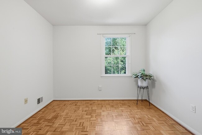 Building Photo - 8350 Glastonbury Ct