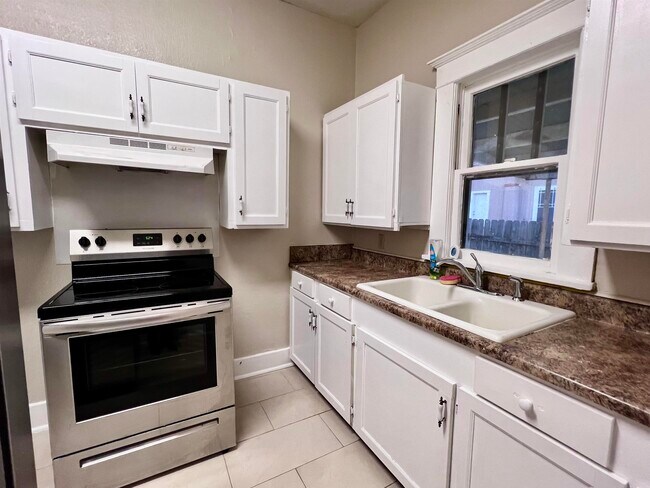 Building Photo - 2016 Rosario St