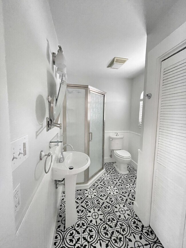 Building Photo - Charming 2 Bedroom, 2 Bath Home on Corner ...