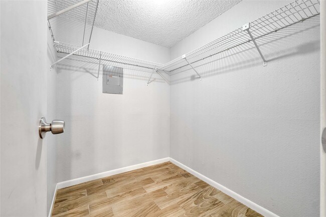 Building Photo - 2800 Jeanetta St