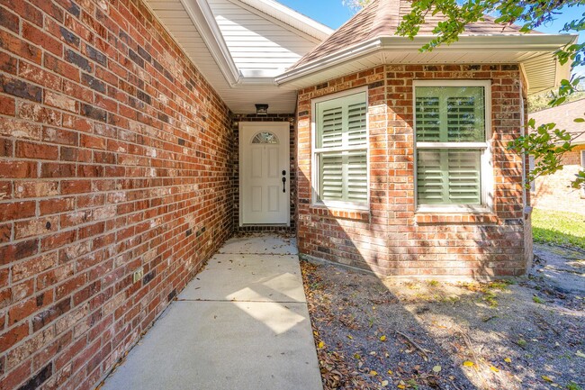 Building Photo - Renovated Brick Home in Gated Community