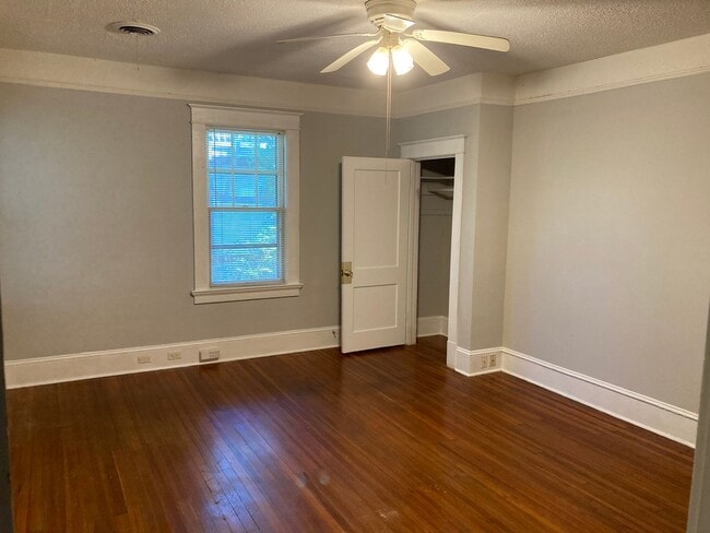 Building Photo - 1Bedroom/ 1 Bath Apartment on Fourth St.