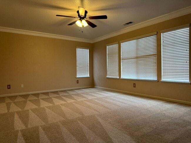 Building Photo - Lovely 5/3 with a desirable downstairs bedroom.