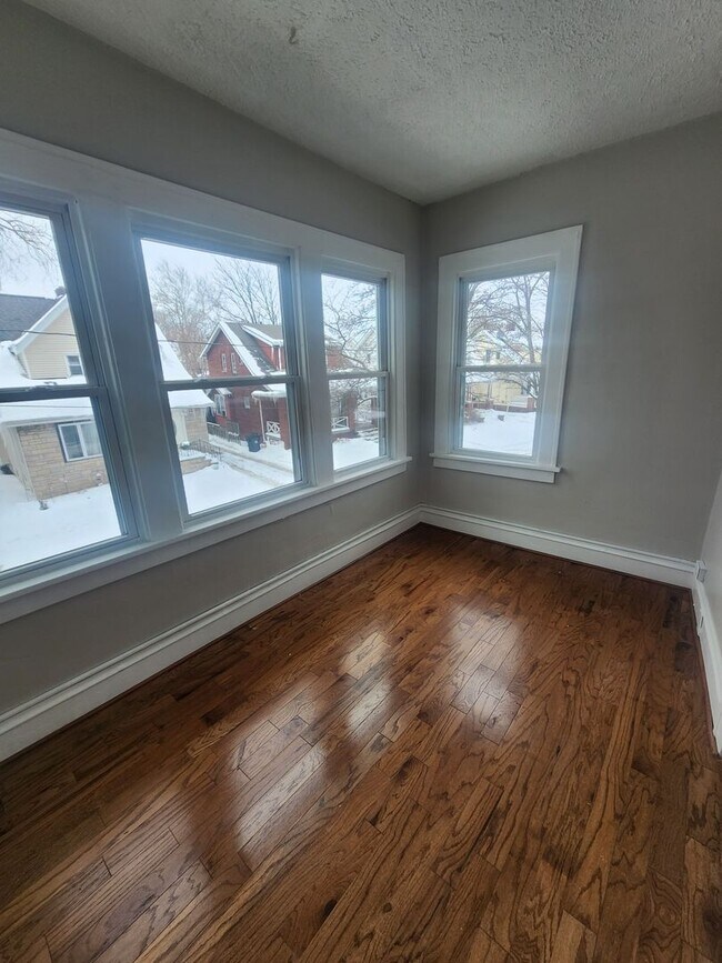 Building Photo - Two Bedroom in the heart of Old Brooklyn