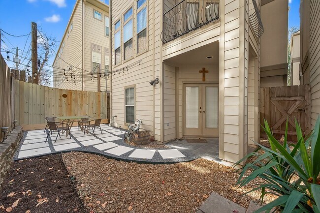 Building Photo - 410 Fowler St