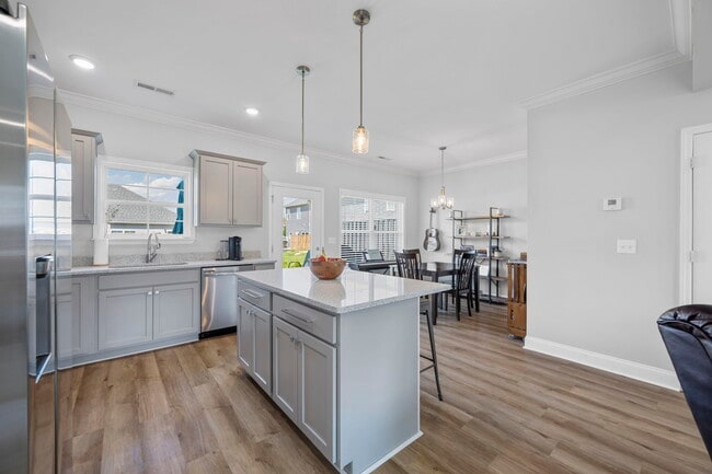 Building Photo - 631 NE Bellingham Dr