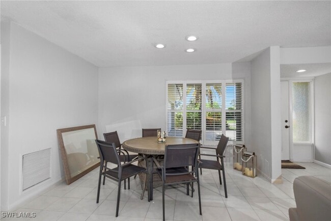 Building Photo - 673 Travers Ave