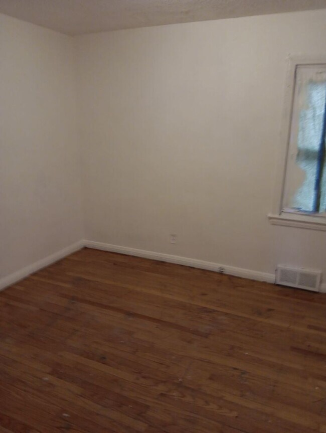 Building Photo - Quaint 3 bedroom home