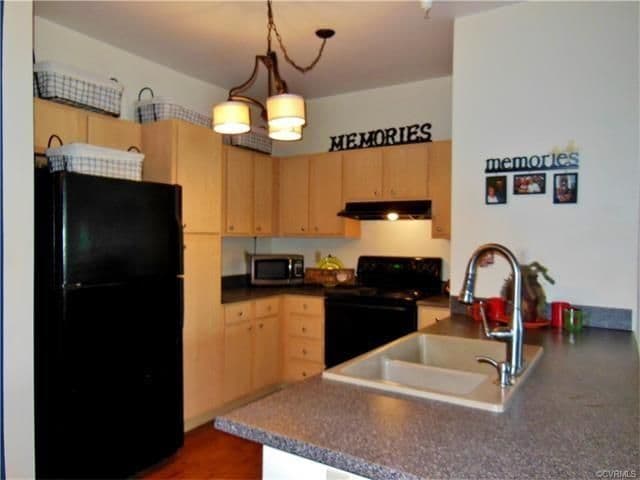 Kitchen - 624 Bristol Village Dr