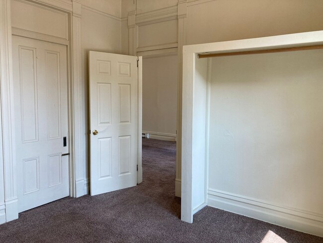 Building Photo - Campus House ~ 4 bedroom, 2 bath