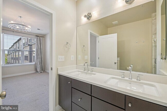 Building Photo - 5627 45th Ave