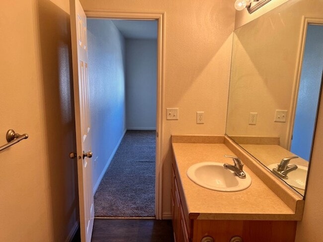 Building Photo - 3 Bed 2 bathroom house