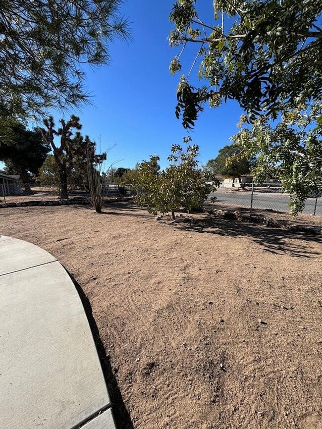 Building Photo - 7423 Dumosa Ave