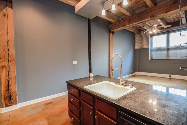 Building Photo - 815 Porter St