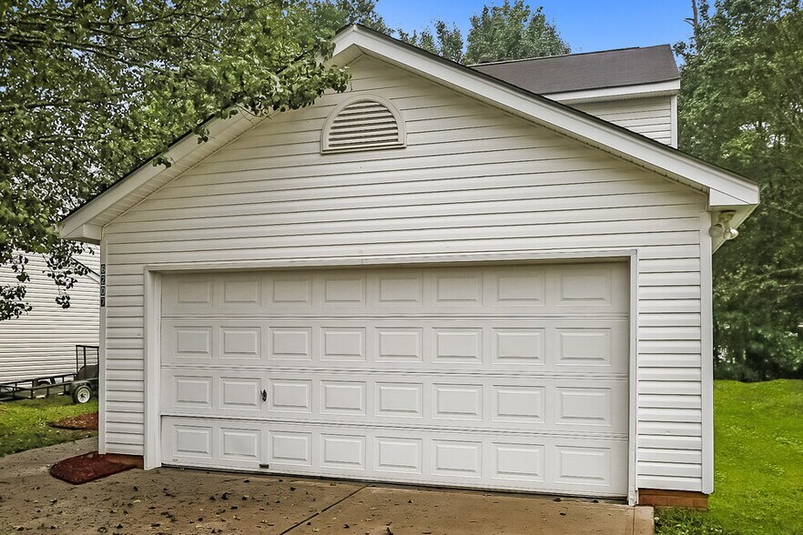 Building Photo - 6207 Day Lilly Ln
