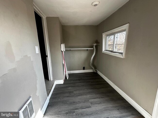 Building Photo - 6142 Larchwood Ave