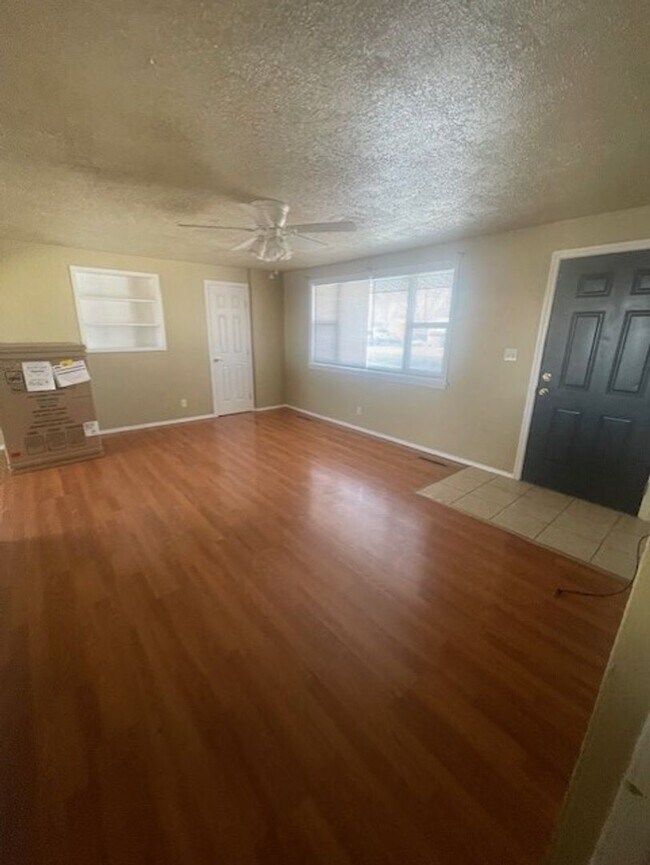 Building Photo - Newly Renovated - Spacious 5bed/2bath!