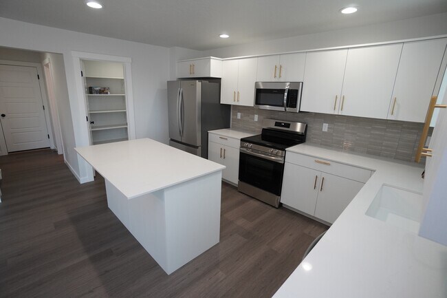 Building Photo - 5813 W Stavros St