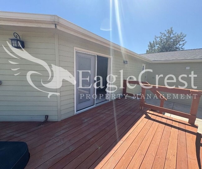 Building Photo - Beautiful Five Bedroom Home with Acreage