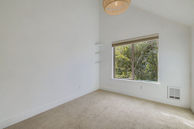 Building Photo - Stunning 3-Bed/1.75-Bath + Den Townhome with Hot Tub in Capitol Hill!