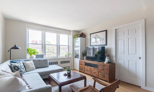 Building Photo - Spacious and sunny top-floor one bedroom one bathroom