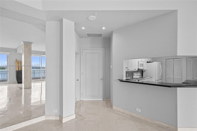 Building Photo - 888 Brickell Key Dr