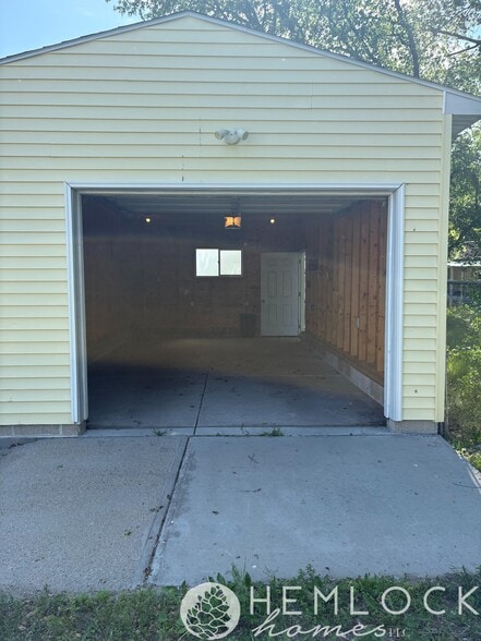 Garage - 916 Blaine St