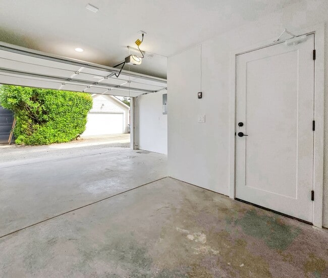 Building Photo - Spacious 3-Bedroom DADU with Private Balcony & Garage
